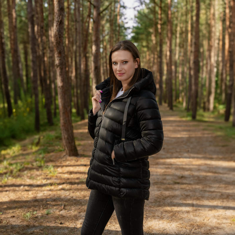 Kurtka damska zimowa puchowa z kapturem LIVIGNO czarna