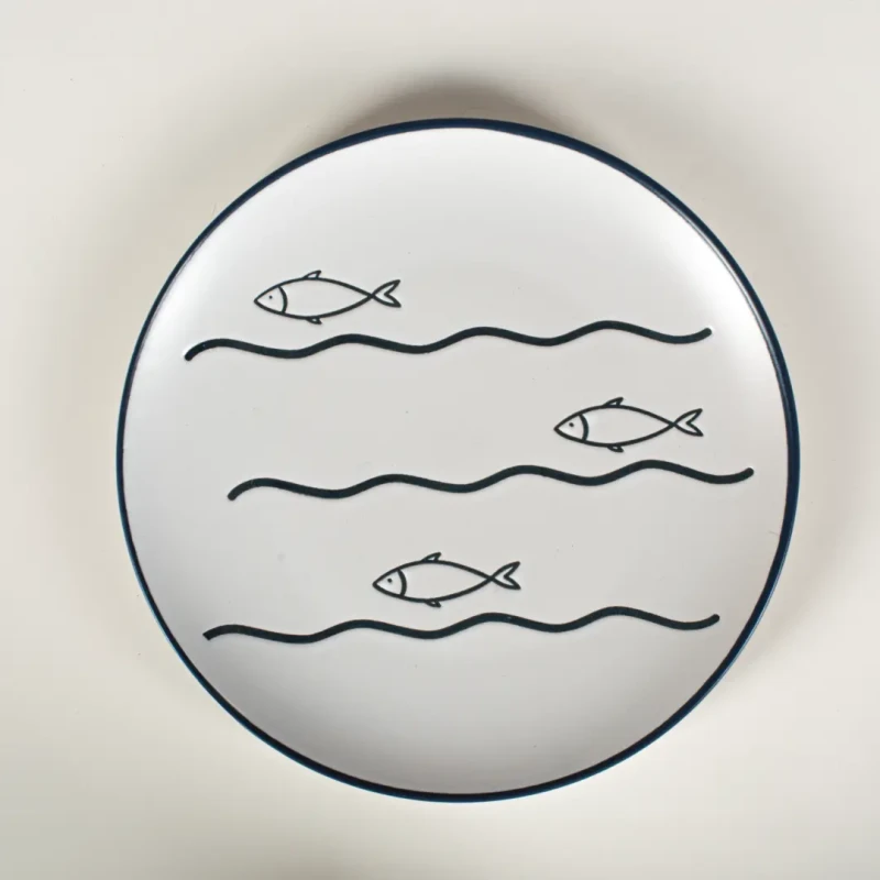 Talerz kamionkowa ceramiczna biały z motywem rybek Captain Mike 27 cm