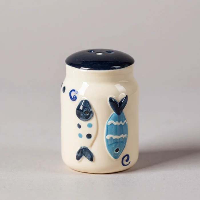 Solniczka ceramiczna morska – granatowo-biała, wypukłe rybki Captain Mike