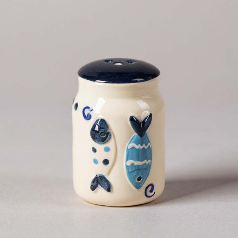 Solniczka ceramiczna morska – granatowo-biała, wypukłe rybki Captain Mike