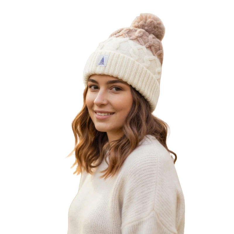 Ciepła czapka damska z grubym splotem i pomponem z naszywką Captain Mike