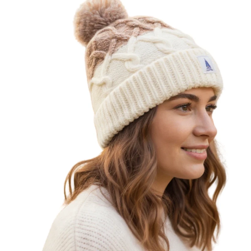 Ciepła czapka damska z grubym splotem i pomponem z naszywką Captain Mike