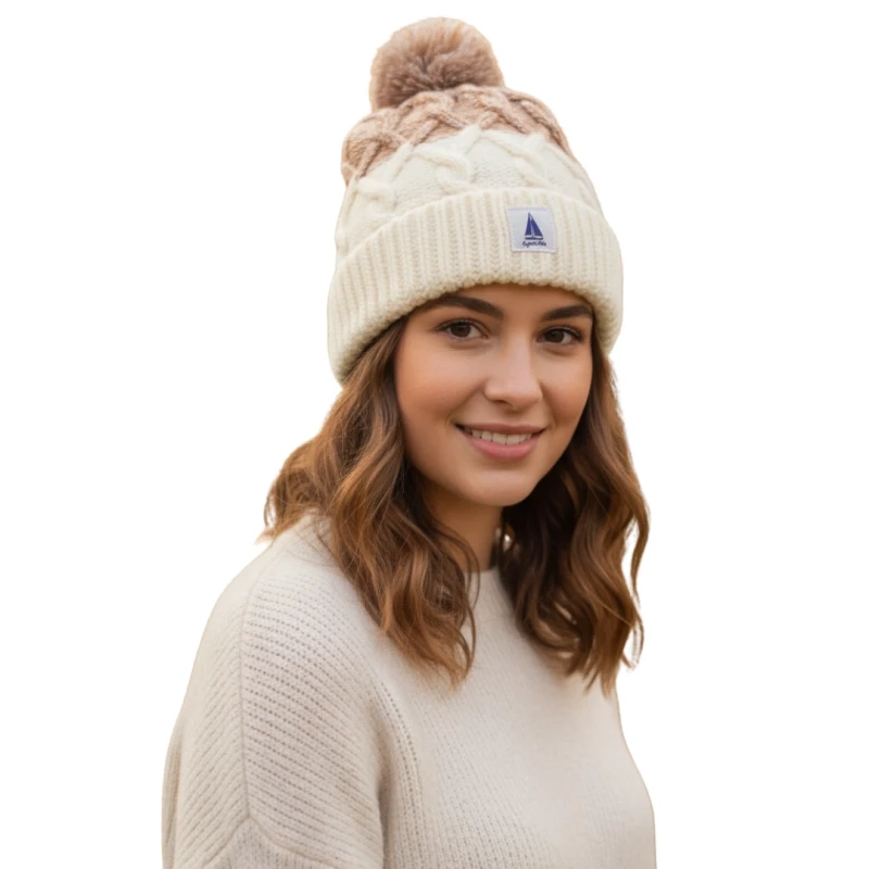 Ciepła czapka damska z grubym splotem i pomponem z naszywką Captain Mike