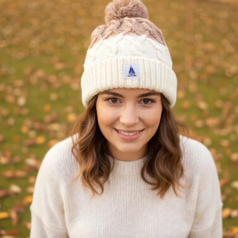 Ciepła czapka damska z grubym splotem i pomponem z naszywką Captain Mike